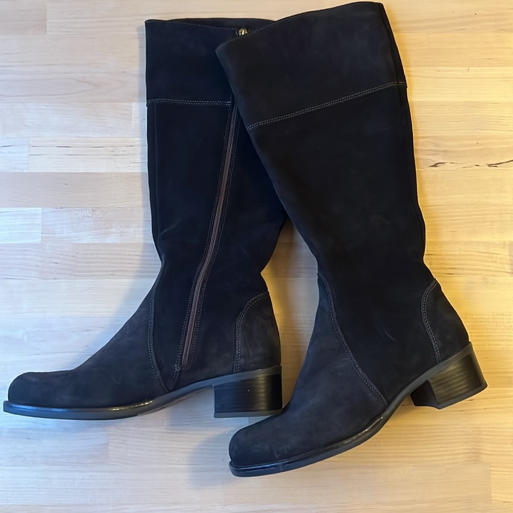 La Canadienne Passion brown suede knee high boot